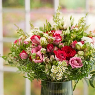 Gėlių puokštė_Raudonas dangus smulkiaziedes rozes eustoma smulkiaziede chrizantema alstromerija raudonos premium rozes